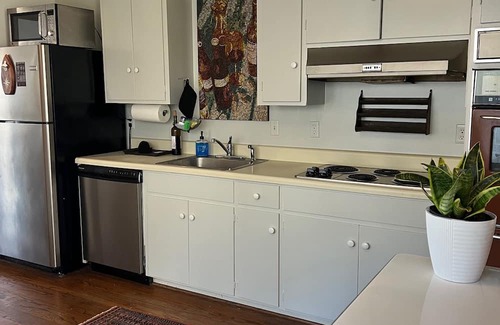 Charlottesville Hütte | Wine Country Cottage in charming Charlottesville /Ivy VA - WiFi AC Pets Welcome