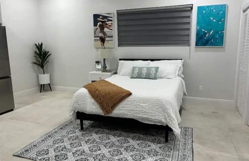 Downtown Nassau Hütte | Tranquil secluded studio w/ Pool and WiFi, AC in charming Nassau