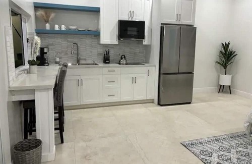 Downtown Nassau Hütte | Tranquil secluded studio w/ Pool and WiFi, AC in charming Nassau