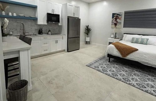 Downtown Nassau Hütte | Tranquil secluded studio w/ Pool and WiFi, AC in charming Nassau