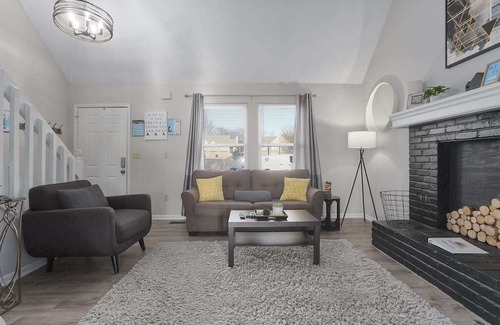 Overland Park Haus | Comfy 2-Story Duplex | Perfect for Large Groups