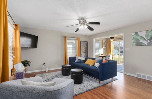 Lee's Summit Haus | Charming Home <1mile From Downtown Lees Summit