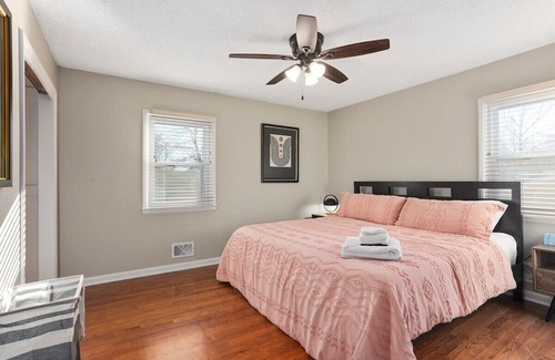 Lee's Summit Haus | Charming Home <1mile From Downtown Lees Summit