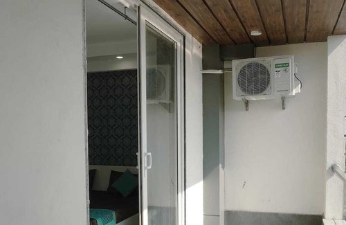 Gurugram Wohnung | BnBBuddy- Zoomers Home@ 1BR at Gurugram with WiFi, AC