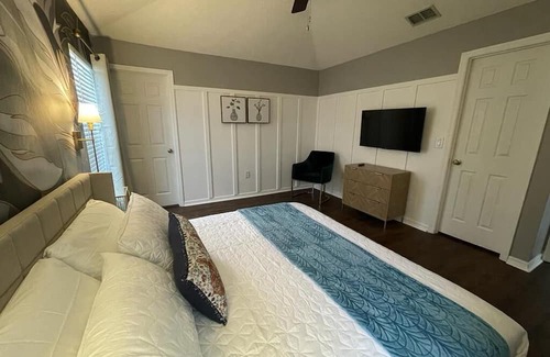 Westridge Haus | Renovated Mickey's Pool Villa near Disney