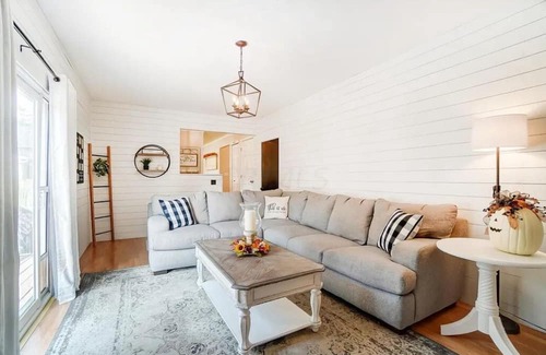 Powell Haus | Family & Friends, 5BR 3BA Home Near Zoo , 10 min to OSU Downtown