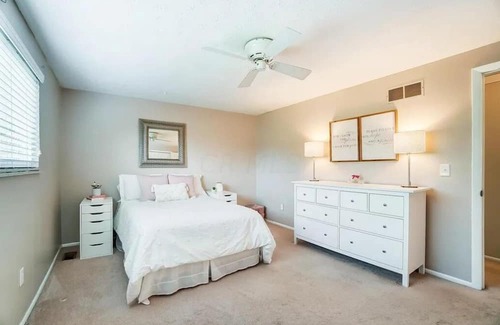 Powell Haus | Family & Friends, 5BR 3BA Home Near Zoo , 10 min to OSU Downtown