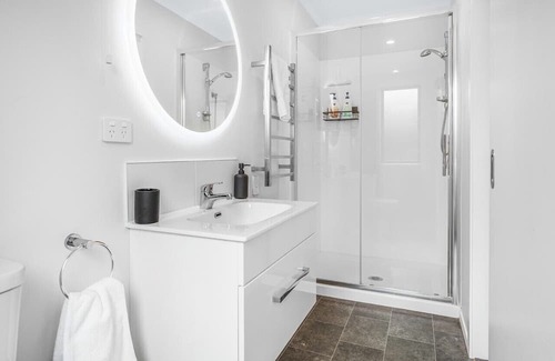 Hamilton Haus | Modern Retreat with King Bed - By KOSH BNB