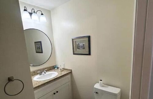 Melbourne Haus | New Renovated, Big Spaces, Near Everything, Unit 2