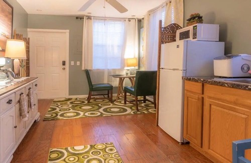 Sebastian Hütte | Charming Cottage 2/1 + Art Gallery Across from Waterfront + Hirams Resort