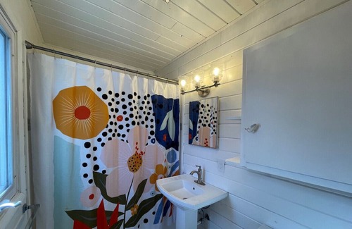 Stevensville Haus | Chalet on the Lake 100 w/ Beach Access, Pools, Sport Courts, Fishing Pond & more!