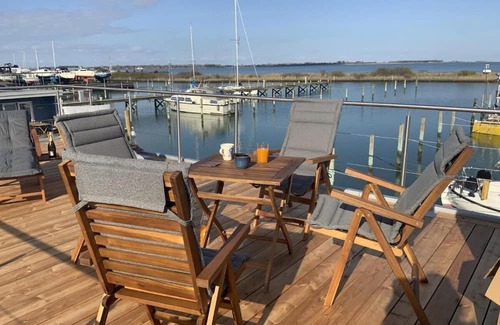 Kragenæs Bootsverleih | Hausboot Moby Chic für 5 Pers. mit Großer Dachterrasse in Kragenæs auf Lolland