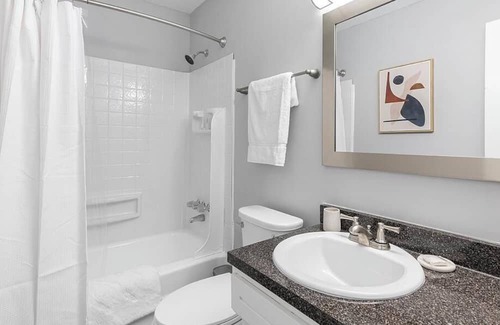 High Point Wohnung | Landing at Oakview Terrace Townhomes - 2 Bedrooms in Downtown High Point