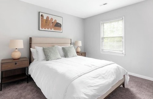 High Point Wohnung | Landing at Oakview Terrace Townhomes - 2 Bedrooms in Downtown High Point