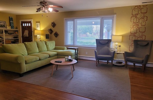 Algonquin Haus | House in quiet neighborhood, on the water, with large backyard