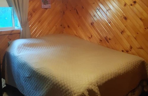 Buckhorn Hütte | Lakefront cottage with inground pool and hot tub