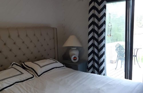 Buckhorn Hütte | Lakefront cottage with inground pool and hot tub