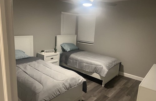 Bridgeport Heights Haus | Cozy modern house close to the beach