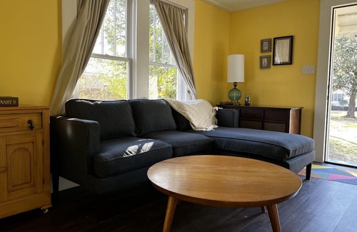 Hattiesburg Hütte | Bright and cozy space to rest in the heart of Hattiesburg.