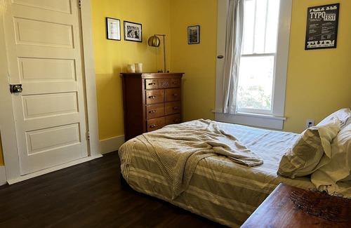 Hattiesburg Hütte | Bright and cozy space to rest in the heart of Hattiesburg.