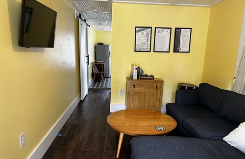 Hattiesburg Hütte | Bright and cozy space to rest in the heart of Hattiesburg.