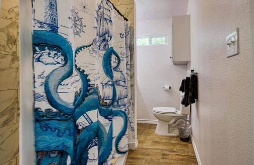 Aransas Pass Kabine | Escape to our TINY & cozy 2 bedroom cabin in Aransas Pass, perfect for families of up to 6