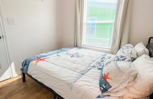 Aransas Pass Kabine | Escape to our TINY & cozy 2 bedroom cabin in Aransas Pass, perfect for families of up to 6