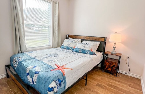 Aransas Pass Kabine | Escape to our TINY & cozy 2 bedroom cabin in Aransas Pass, perfect for families of up to 6