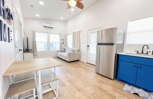 Aransas Pass Kabine | Escape to our TINY & cozy 2 bedroom cabin in Aransas Pass, perfect for families of up to 6