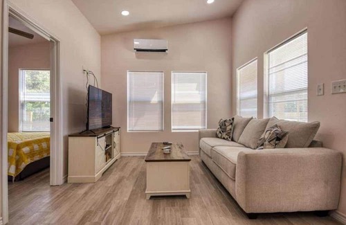 Aransas Pass Kabine | Escape to our TINY & cozy 2 bedroom cabin in Aransas Pass, perfect for families of up to 6