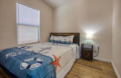 Aransas Pass Kabine | Escape to our TINY & cozy 2 bedroom cabin in Aransas Pass, perfect for families of up to 6