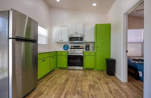 Aransas Pass Kabine | Escape to our TINY & cozy 2 bedroom cabin in Aransas Pass, perfect for families of up to 6