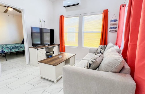 Aransas Pass Kabine | Escape to our cozy 2 bedroom cabin in Aransas Pass, perfect for up to 6