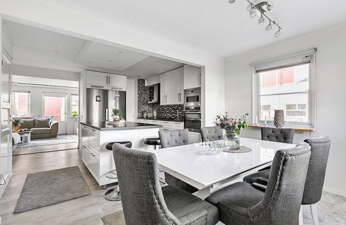 Vallentuna Haus | Radhus i Vallentuna - Bastu, solig terrass, trevåningshus