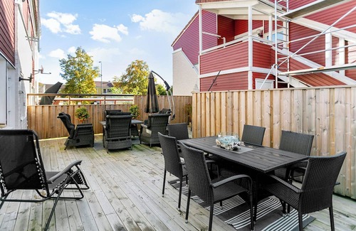 Vallentuna Haus | Radhus i Vallentuna - Bastu, solig terrass, trevåningshus