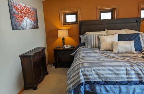 Darwin Haus | Spectacular Lake Manuella Family Retreat. Relaxing and serene lakeshore home!