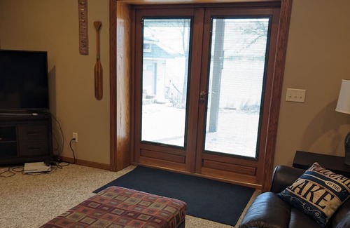 Darwin Haus | Spectacular Lake Manuella Family Retreat. Relaxing and serene lakeshore home!