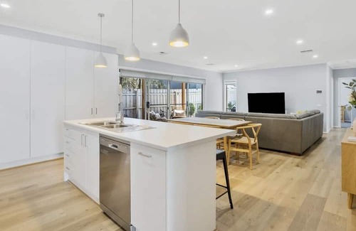 Rosebud Haus | Peninsula Getaway. 5 minute walk from local shops