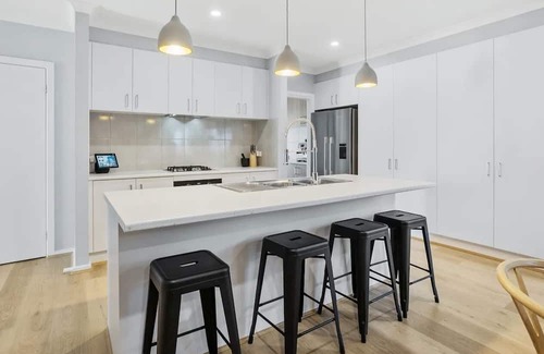 Rosebud Haus | Peninsula Getaway. 5 minute walk from local shops
