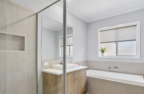 Rosebud Haus | Peninsula Getaway. 5 minute walk from local shops
