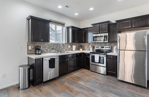 North Image Haus | Modern 3b/2b Retreat near Portland. Must-See!