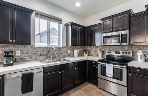 North Image Haus | Modern 3b/2b Retreat near Portland. Must-See!