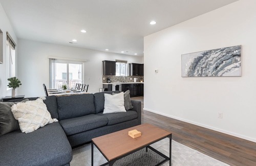 North Image Haus | Modern 3b/2b Retreat near Portland. Must-See!