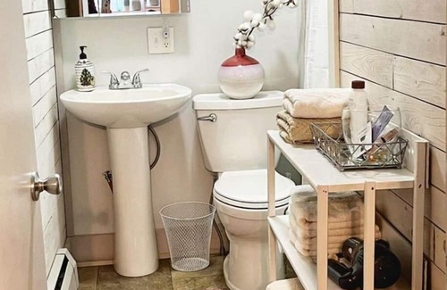 Ishpeming Wohnung | Superior Stay and Play. Bright and cheery full size apartment near trails