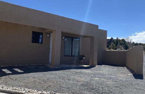 Las Campanas Wohnung | Cozy studio near plaza and golf course. Pet friendly