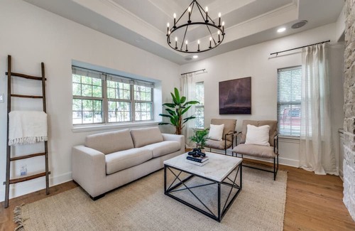 Krugerville Haus | Gorgeous 4bed/3.5 bath in desirable area of Aubrey! Close to all wedding venues!
