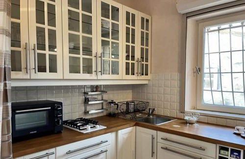 Eygalieres Haus | Cosy retreat in Eygalieres with artist studio. Walking distance to the village