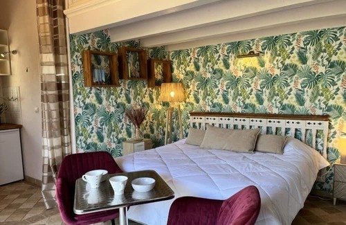Eygalieres Haus | Cosy retreat in Eygalieres with artist studio. Walking distance to the village