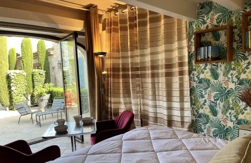 Eygalieres Haus | Cosy retreat in Eygalieres with artist studio. Walking distance to the village