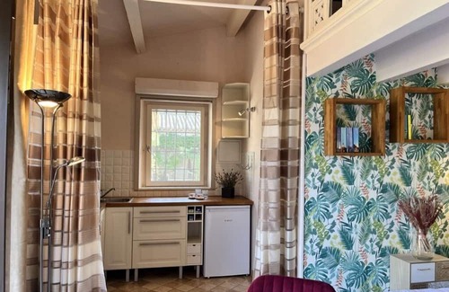 Eygalieres Haus | Cosy retreat in Eygalieres with artist studio. Walking distance to the village
